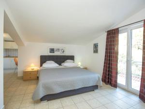 Apartment Schöne Wohnung in Duće mit Großem Balkon by Interhome