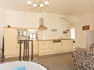 Apartment Große Ferienwohnung in Fünfhaus mit Garten by Interhome