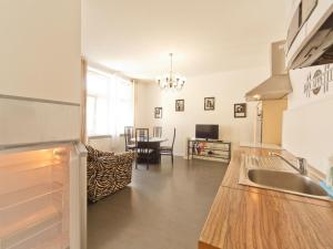 Apartment Große Ferienwohnung in Fünfhaus mit Garten by Interhome