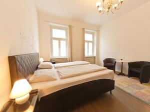 Apartment Große Ferienwohnung in Fünfhaus mit Garten by Interhome