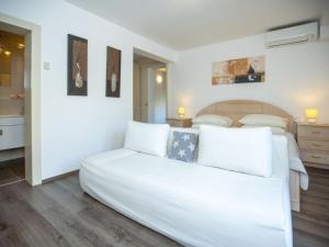 Apartment Appartement in Duće mit Großem Balkon by Interhome