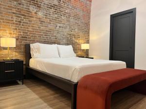 Brick & Bed Riverfront Lofts, T 410