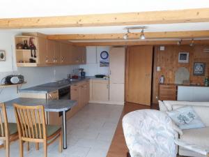 Apartment Berg- und Seeblick by Interhome