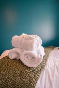 Las Condes 2BR Apt Pool & Views for 5