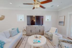 Pet Friendly Close Drive to Beach Pool Sleeps 10