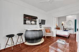 Bywater retreat steps from Crescent Park w patio