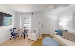 Island Villa Waterway District 2 miles from beach