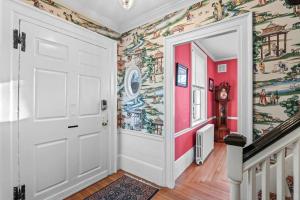 2 Floor 1BR wParking in the Heart of Salem