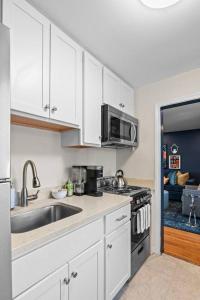 1BR on SALEM Common w Parking l Walk to Town