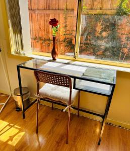 Lemon View Room in Shared Home - near Station, Restaurants, Gym & Airport