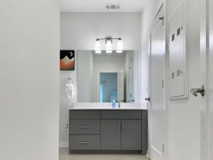 Modern 1BR Condo in O4W - Prime ATL Location 525Pkwy205