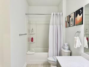 Modern 1BR Condo in O4W - Prime ATL Location 525Pkwy205