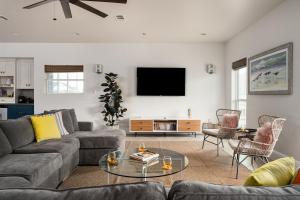 Crystal Cabana-Sleeps 26,Gulf Views,Hot Tub,3300 sq ft,4 King Suites, Pets