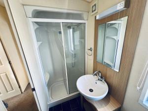 2 Bedroom Caravan RW50, Thorness Bay, Dog Friendly, Free Wifi