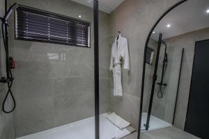 Spacious 2 bedroom house Sleeps 4 l On-Street Parking l The Cosy Corner Nationwide