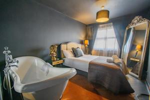 Spacious 2 bedroom house Sleeps 4 l On-Street Parking l The Cosy Corner Nationwide