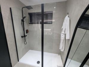 Spacious 2 bedroom house Sleeps 4 l On-Street Parking l The Cosy Corner Nationwide