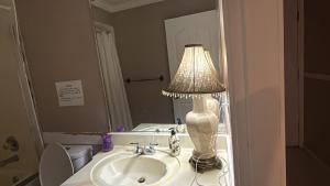 Budget Stay Near Scott Road - Transit, Free Parking & Fast WiFi