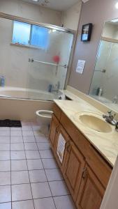 Budget Stay Near Scott Road - Transit, Free Parking & Fast WiFi