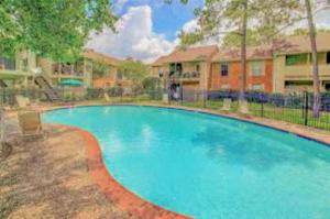 Unique loft in the city! Plush king & jet tub! Pool & fireplace