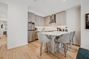 Sleeps 12 Downtown Entire home with rooftop