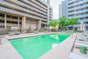 DT Phoenix Hideaway Parking Pool Gym Balcony