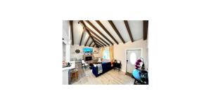 Shared Space in SoSo Coastal Retreat