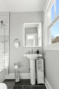 Earlewood 2BD 2BA Bungalow Designer Yard Grill