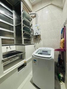 apartamento com ar, smart TVs com streamings, muito confortável, 200 m da Praia de Copacabana, cozinha equipada, espaço home office