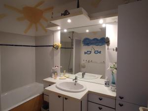 Appartement avec balcon et parking privatif - FR-1-843-45