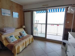 Studio face plage avec balcon et parking - FR-1-843-47