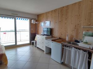 Studio face plage avec balcon et parking - FR-1-843-47