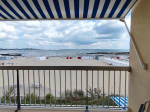 Studio face plage avec balcon et parking - FR-1-843-47