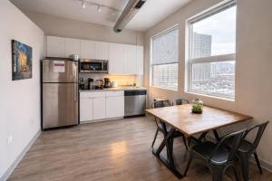 Chic South Loop 2BR Apartment with Gym and Optional Parking Near Grant Park, McCormick Place, Museum Campus & Downtown