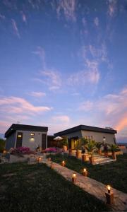 LUZ DE LUNA mesa de los santos house