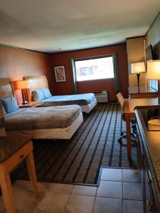 Gated - 2 Double Beds 1 Bath with Full Kitchen 120