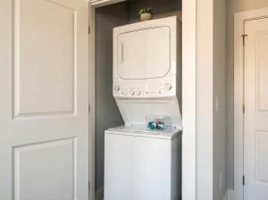 Boulevard Stays Midtown 1BR Pool Gym Parking 03