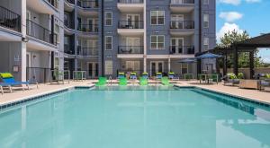 Boulevard Stays Midtown 1BR Pool Gym Parking 05