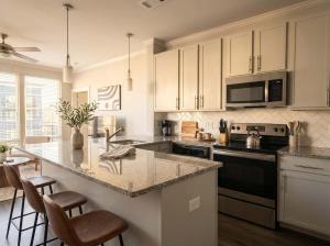 Boulevard Stays Midtown 1BR Pool Gym Parking 07