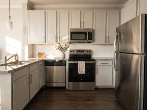 Boulevard Stays Midtown 1BR Pool Gym Parking 07