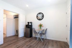 Upper-Level Studio Suite Close to Beverly Hills