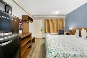 HomeTowne Studios by Red Roof Buffalo - Niagara Airport