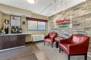 HomeTowne Studios by Red Roof Buffalo - Niagara Airport