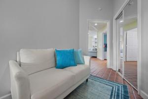 Hassle-Free- Easy Access Coastal Condo