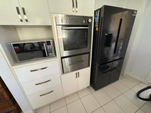 Comfy Queen bed in a friendly home