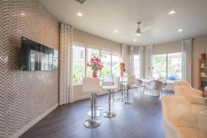 Luxury Oasis w Gym Pool Parking WD Balcony