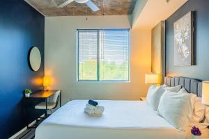 Modern Apt Pool Gym Parking WD Balcony