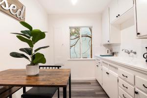 Bright Second-Floor Studio Near Beverly Hills