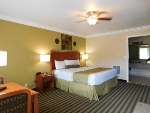 King Room with Fireplace room in Deer Haven Inn