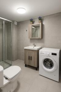 City Center 1BR Apt with Large Balcony